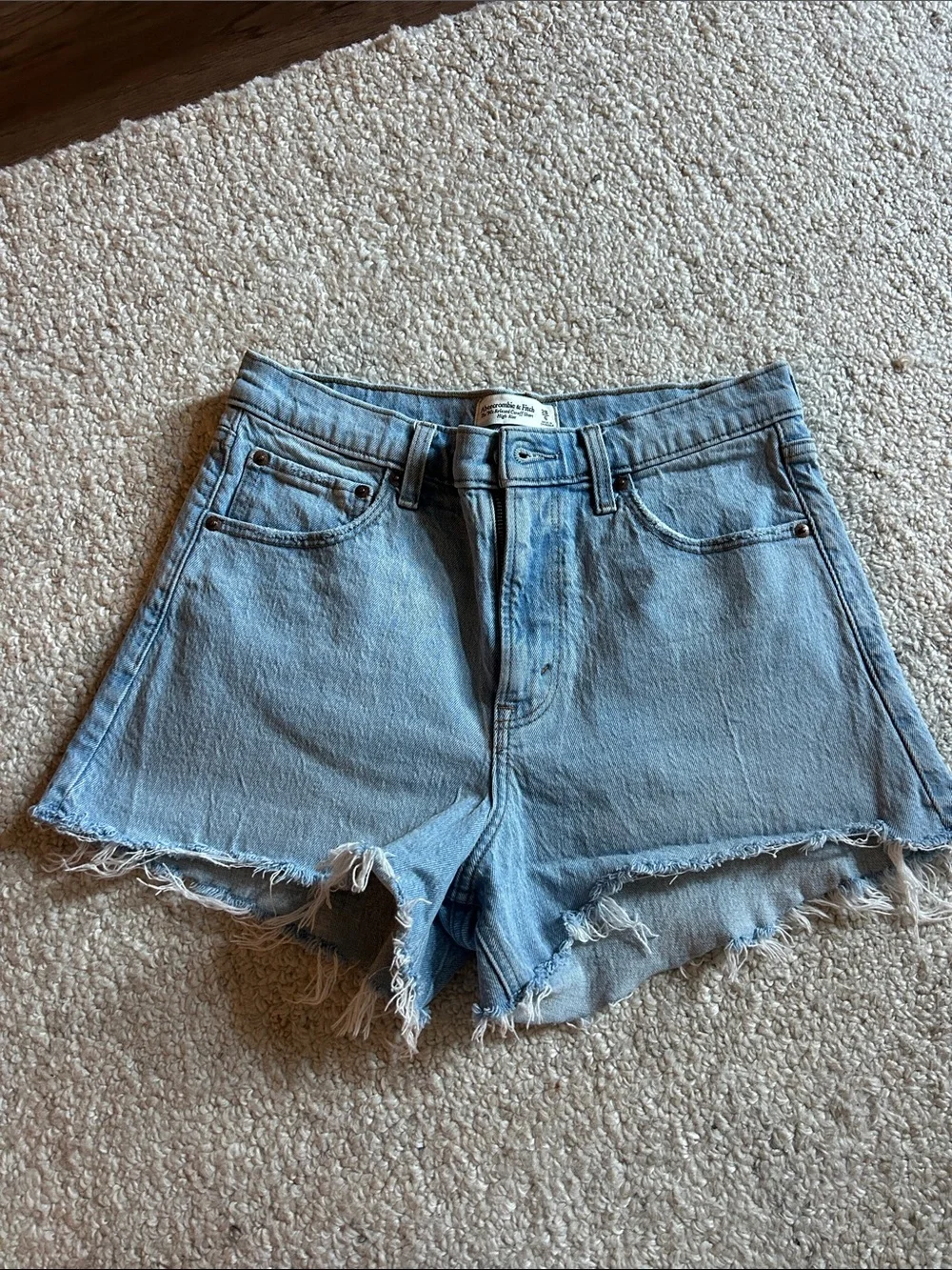 Abercrombie & Fitch Light Wash- 90s Relaxed Cutoff Short High Rise - Picture 1 of 3